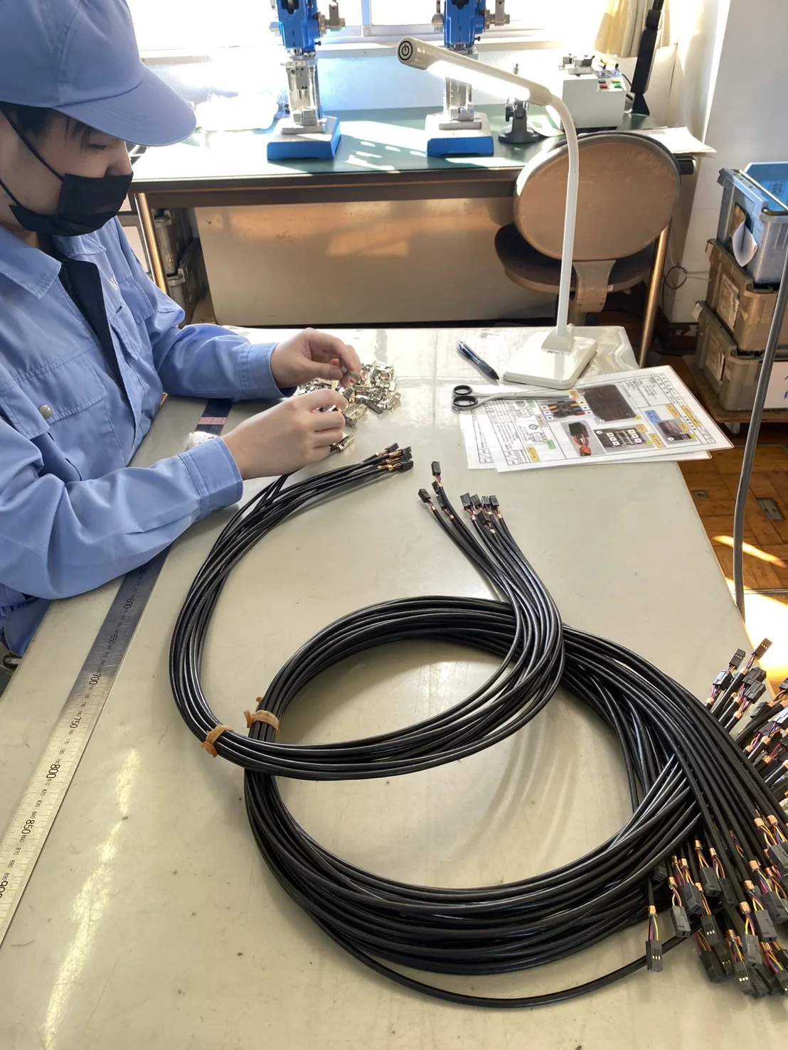 部品を取り扱う工場内作業の様子