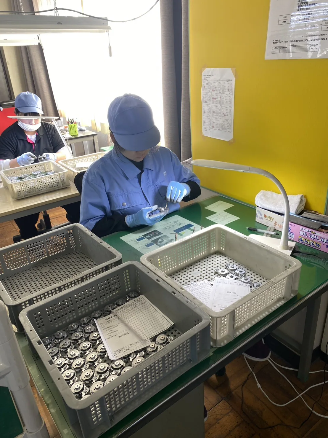自社工場での自動車部品関連作業