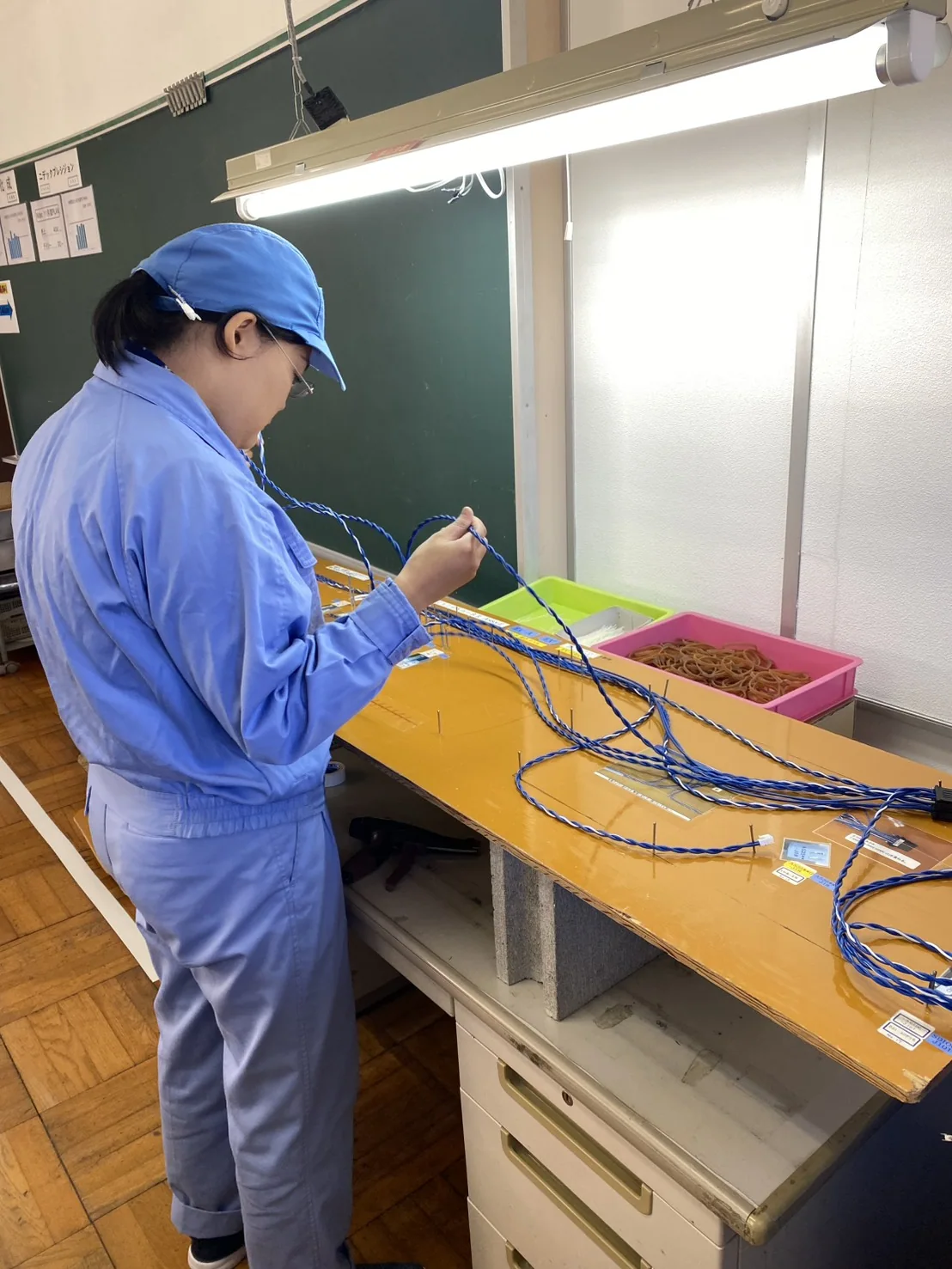 ワイヤーハーネスの組立作業