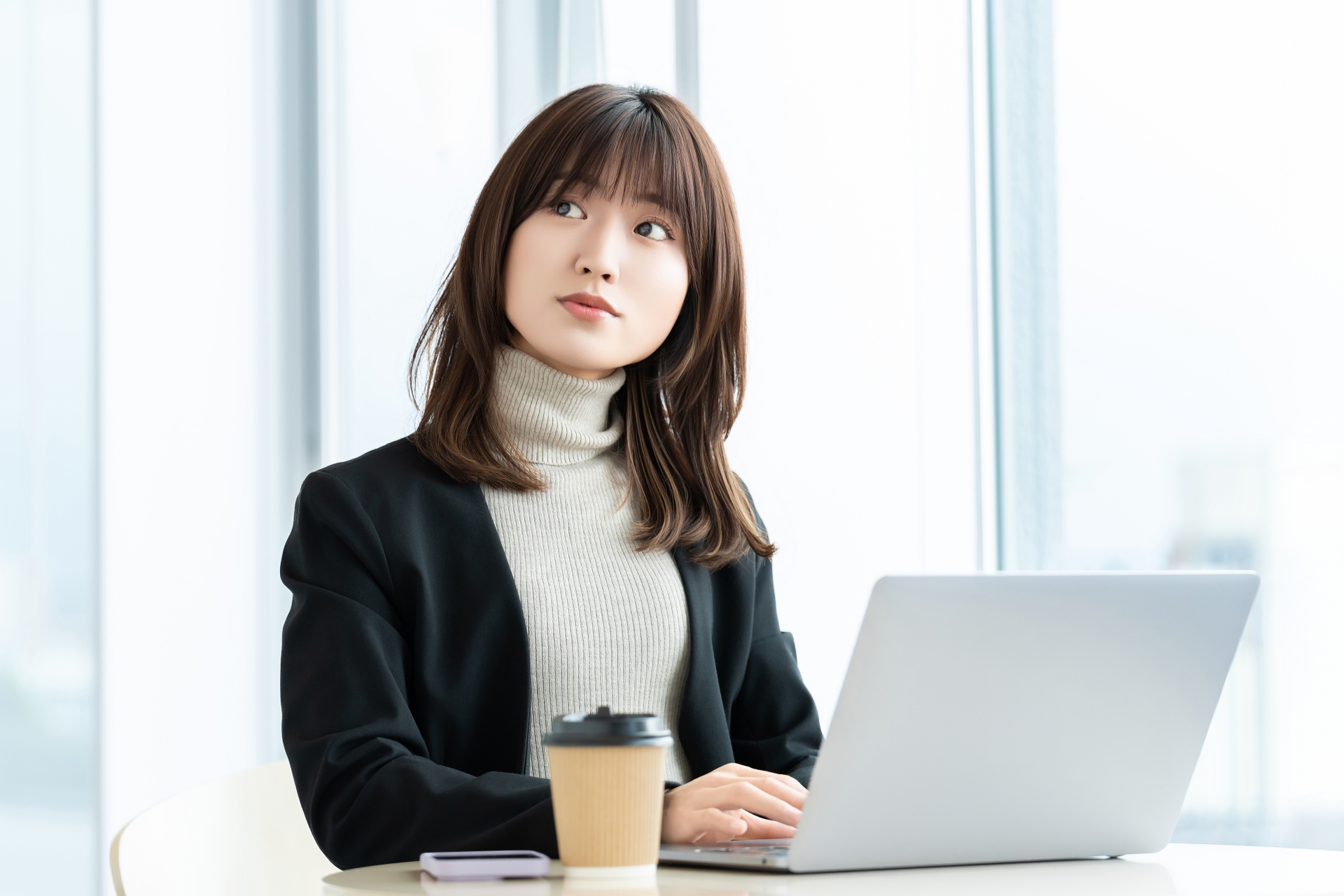 派遣社員として働くメリットとは？正社員との違いも徹底比較！