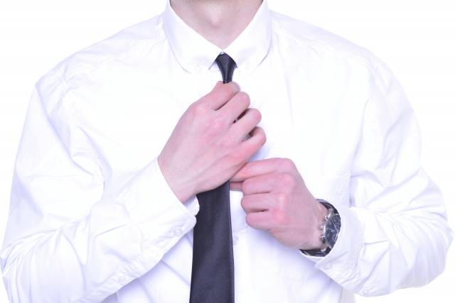 alt="派遣求人が増加する時期に備えて気を引き締める男性”