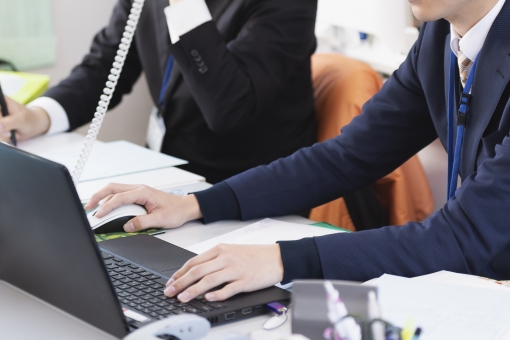 alt="事務作業に取り組んでいる会社員”