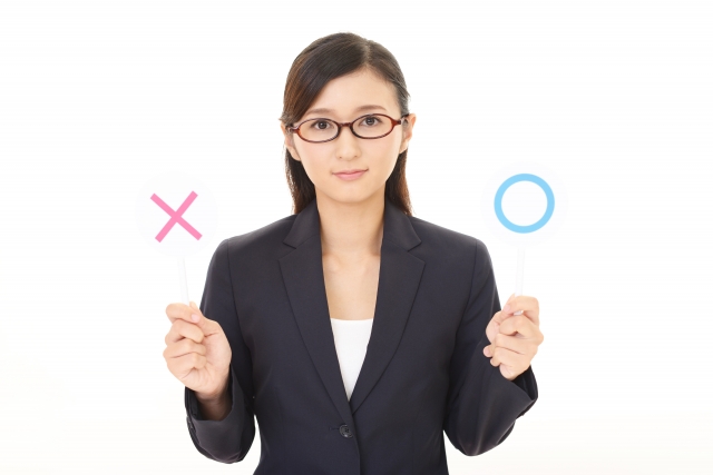 alt="面接（禁止行為）かどうかを判断する女性”