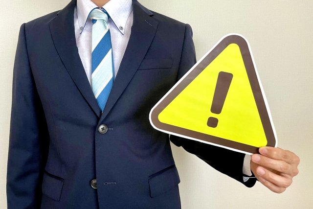 alt="派遣社員は知るべき注意点があることを警告する男性”