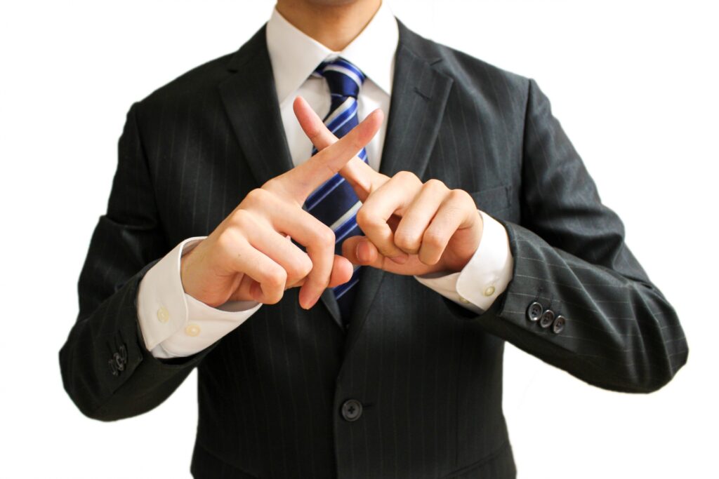 alt="派遣社員への面接は禁止だと伝えている男性”