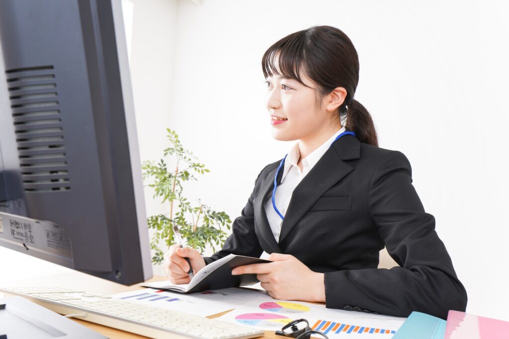 alt="派遣事務未経験の女性が働いてる”
